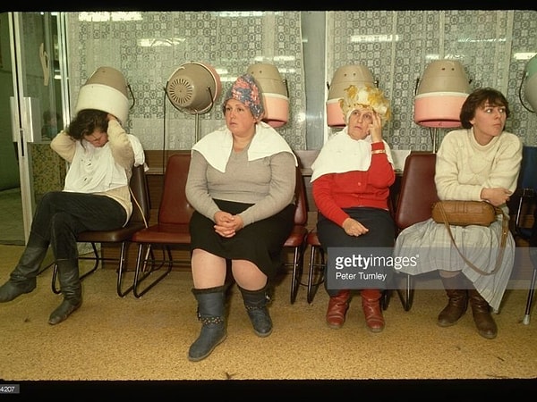 6. Женщины в конце 80-х предпочитали пышные и объёмные укладки.