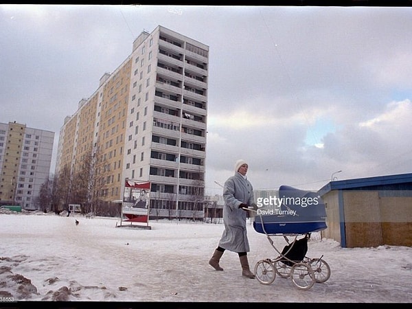 7. Зима 1989-го. На улицах, как вы можете видеть, не так много машин - люди начали массово скупать их только в 90-х.