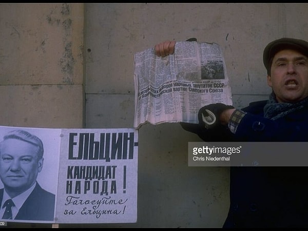 8. В 1985-1987 годах людям разрешили массово протестовать против существующего политического режима. Вот, например, этот человек поддерживает Бориса Ельцина.