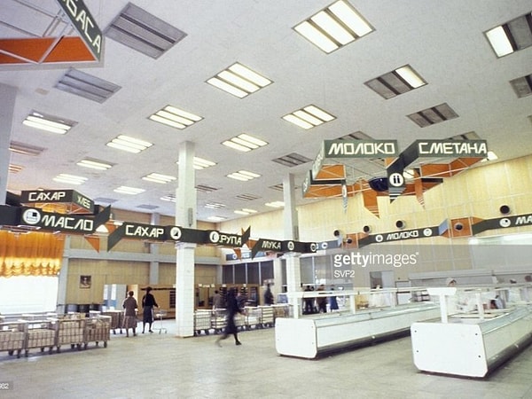 18. Май 1990-го года. Пустые полки в магазинах.