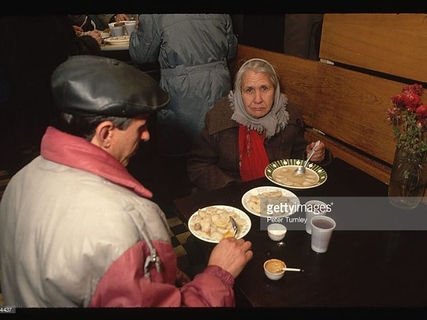 21. А вот в столовых тогда ели пельмени.