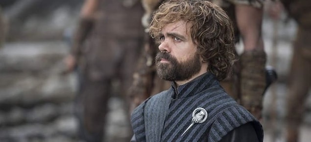 8. Peter Dinklage masa başı bir işte, bilgileri bilgisayara girmekle ilgileniyordu.