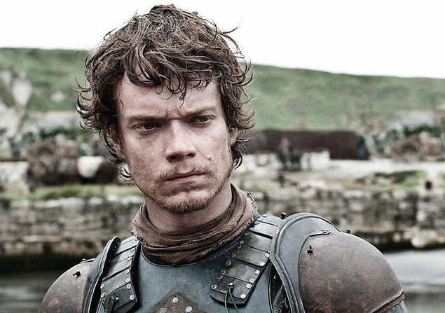 14. Alfie Allen bir mutfakta hamaldı.