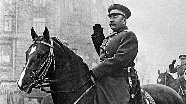 6. В 1937 году комиссар внутренних дел Николай Ежов обвинил жену Семена Буденного в шпионаже. Какие действия предпринял герой гражданской войны?