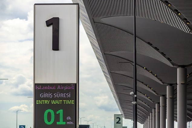 1. İstanbul Havalimanı’nın kapı girişlerinde bulunan tabelalar ile içeriye kaç dakika içerisinde girebileceğinizi görebilirsiniz. Bu tabelalardan ortalama giriş sürelerini takip edip, yoğunluğa göre diğer kapılara yönelebilirsiniz.