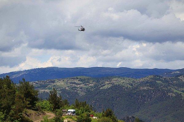 Ayrıca helikopter ve jandarmaya ait 2 drone ile de bölge havadan taranıyor.