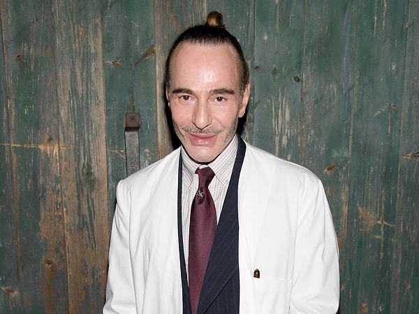 12. Для какого модного дома модельер Джон Гальяно представил свою первую коллекцию в 2015 году?