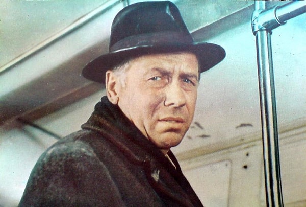 3. В каком фильме Анатолий Папанов исполнил сразу несколько ролей?