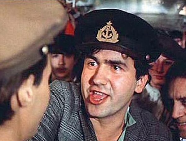 4. После победы в какой игре Кирпичу достался браслет Фокса в фильме «Место встречи изменить нельзя»?