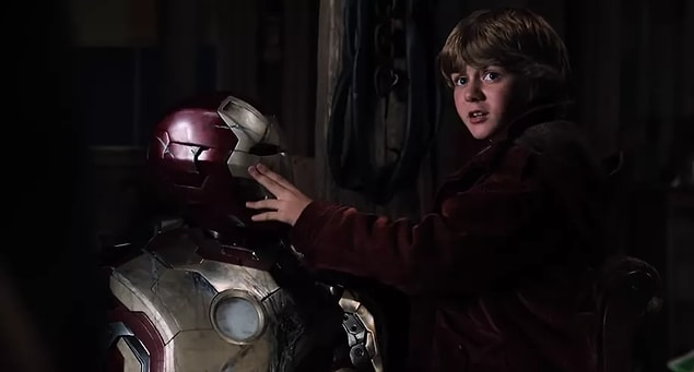 Iron Man'in cenazesinde geride duran o genç kimdi?