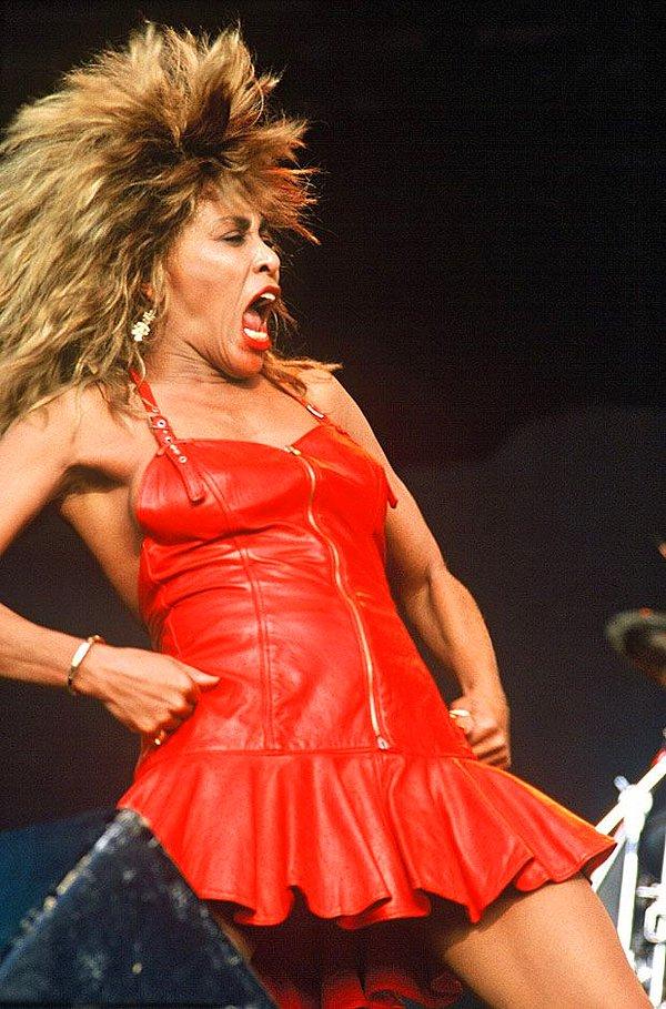 18. Çılgın şarkıcı Tina Turner'ın bu hali; sadece elbisesiyle değil saçıyla, makyajıyla defalarca taklit edildi. (1970)