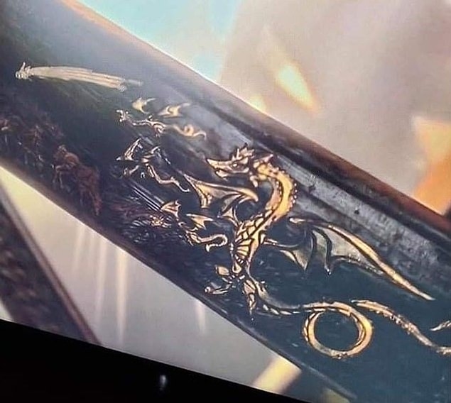 Usturlap üzerindeki resim Drogon ve bebeklerini temsil ediyor olabilir mi?