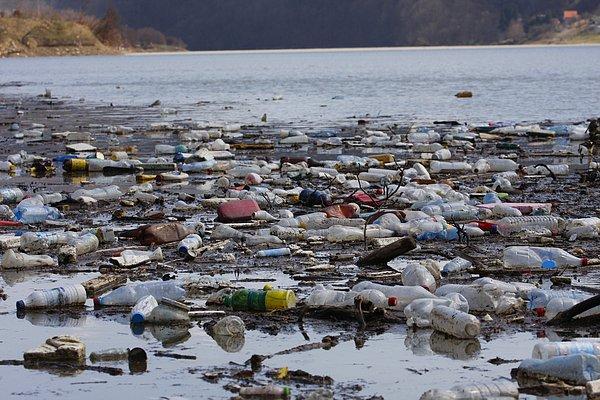 Dünya çapında yılda 300 milyon ton plastik üretiliyor. Bunun %2’si yani 6 milyon tonu da denizlere ulaşıyor!
