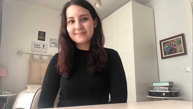 Asude Defne Özkan, dün Twitter üzerinden paylaştığı videoda ABD'de bulunan bir üniversite için sayılı kişiler arasından seçildiğini ve bunun için de maddi desteğe ihtiyacı olduğunu söylemişti.