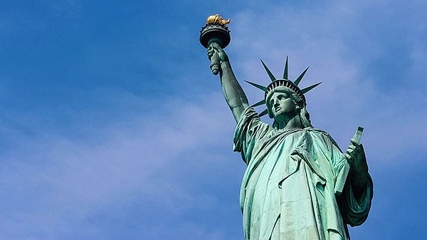 4. Какая страна подарила "Статую Свободы" к столетию США?