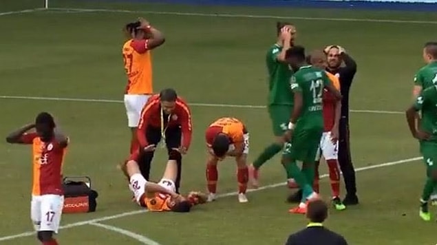Emre Akbaba'nın 68. dakikada sakatlanmasının ardından Galatasaraylı ve Çaykur Rizesporlu futbolcular gözyaşlarını tutamadı.