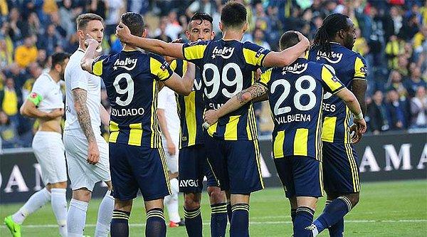 Fenerbahçe, 28.dakikada Soldado'nun golüyle 1-0 öne geçti.  İspanyol golcü, bu sezonki gol sayısını da 6'ya çıkardı.