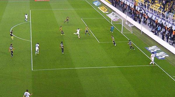 45+3. dakikada Akhisarspor, Helder Barbosa'nın golüyle farkı bire indirdi. İlk yarı bu sonuçla tamamlandı.