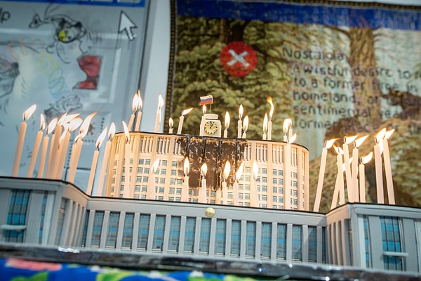 2. Горящий Белый дом на открытии выставки художницы