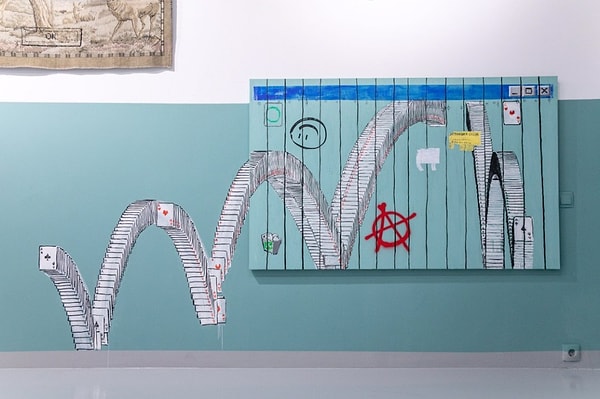 14. Одна из стен в галерее, где проходит выставка, украшена в стиле базовых игр Windows