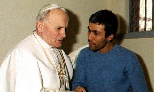 1981 - Papa II. Jean Paul, Mehmet Ali Ağca tarafından Roma'da vurularak yaralandı.