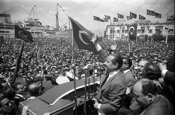1950 - 27 yıllık Cumhuriyet Halk Partisi iktidarı son buldu. Demokrat Parti, yüzde 53 oyla tek başına iktidara geldi. Türkiye'de tek parti dönemi sona erdi.