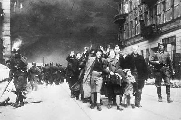1943 - Varşova Gettosu'ndaki Yahudi topluluğunun, Nazi işgaline karşı başlattığı Varşova Gettosu Ayaklanması olarak adlandırılan direnişi kırıldı.