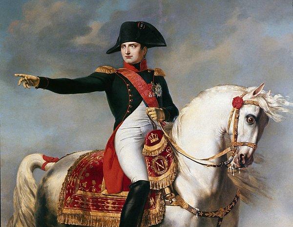 1815 - Napolyon Rochefort'da İngiliz kuvvetlerine teslim oldu.