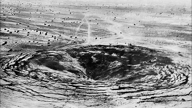 1974 - Hindistan, Racastan eyaletinin Pokhran şehrinde bulunan Tar Çölü'nde ilk nükleer silah denemesini başarıyla gerçekleştirdi.