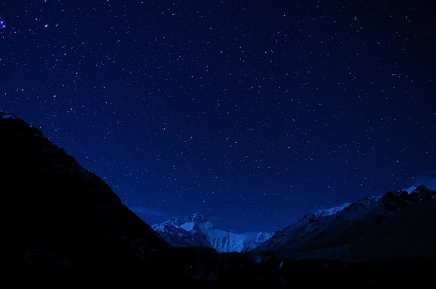 2. Everest Dağı'nda gökyüzü neredeyse siyahtır.