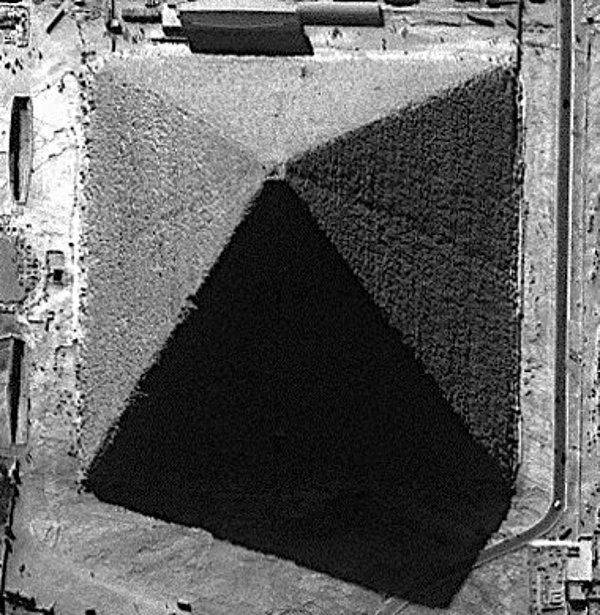 16. Giza Piramidi, diğer piramitlerin aksine dört değil, sekiz kenarlıdır.