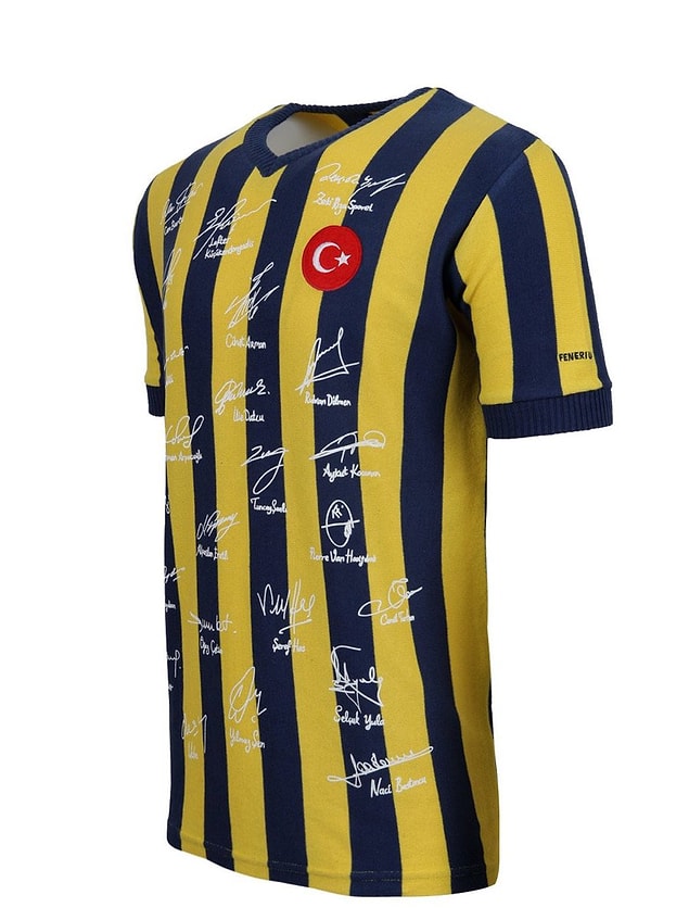 Satışta olan özel forma sadece bu kampanya için özel üretildi ve kulübün efsane isimlerinin imzalarını taşıyor.