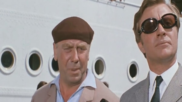 8. Вспомните название отеля в фильме «Бриллиантовая рука», оплаченный Лёликом как «двухкоечный нумер»?