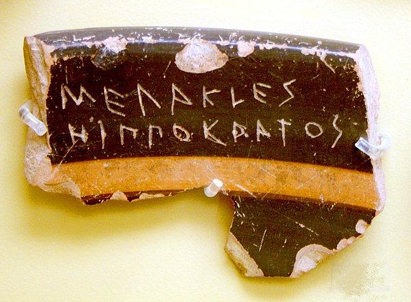 Buna benzer bir başka örnek ise Atina Akropolü yakınlarında bir kuyuda, üzerinde aynı el yazısıyla Themistocles'in adının olduğu 190 ostrakon'un bulunmuş olması...