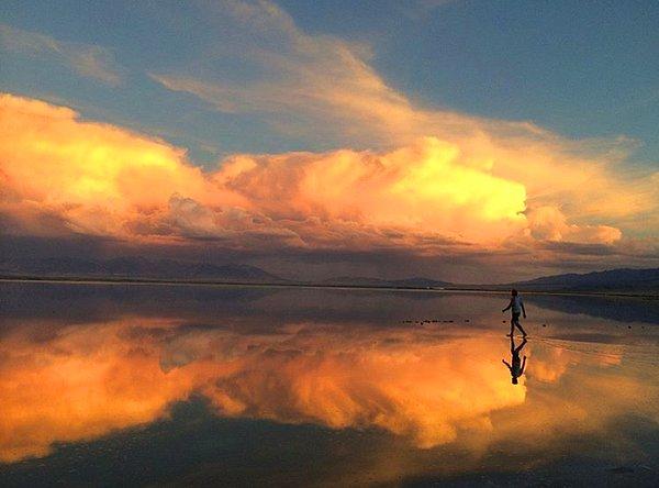 9. Fırtınalı havalardan sonra Utah'ın tuz çanaklarında gökyüzüne karşı yürürken karşılaşabileceğiniz bir manzara.