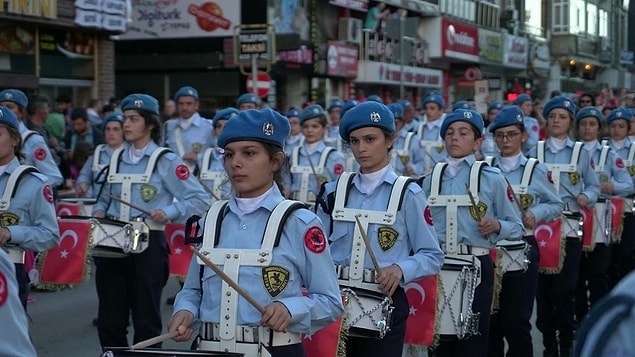 18:30 itibariyle Samsun 19 Mayıs Lisesi Bando Takımı kortejde görünüyor.