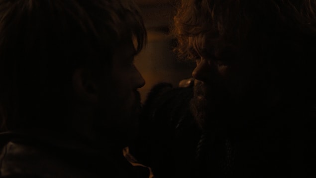 Hemen iyi sahnelerden başlayalım. Tyrion ve Jaime'nin vedalaştığı bu an,