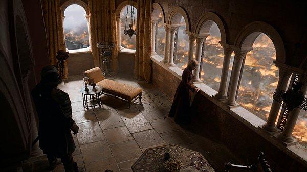 Ve bütün sezonu Red Keep’in balkonunda gözlem yaparak geçiren Cersei her şeyini kaybetti.