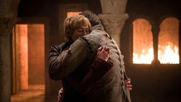 Pazartesi internete düşen fotoğrafta Jaime'nin Cersei'ye sarılırken iki elinin olmasını herkes tiye almıştı.