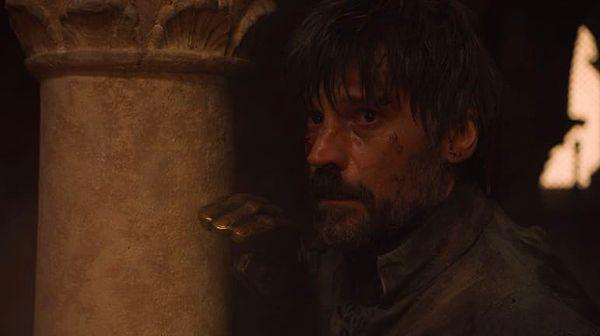 Jaime ve Cersei'nin birbirini gördüğü andan itibaren, "normal" sağ elini hiçbir şekilde görmüyoruz.