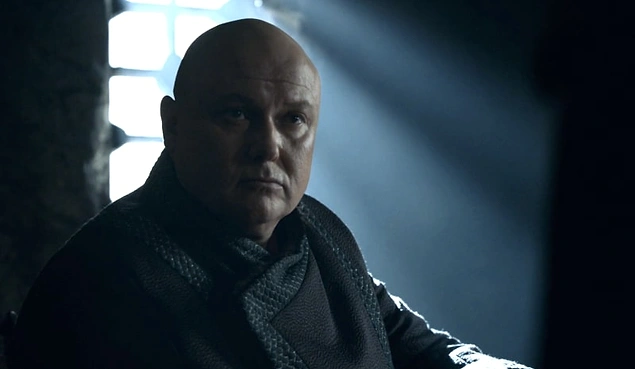 Martha sadece Dany'yi gözlerken neden tehlikede olduğunu düşünsün ki? Buradan bir anlam çıkaracak olursak sanırız ki Varys, Dany'yi zehirlemeye çalışıyordu ve Dany de yemeyerek bu suikastten kaçınıyordu.