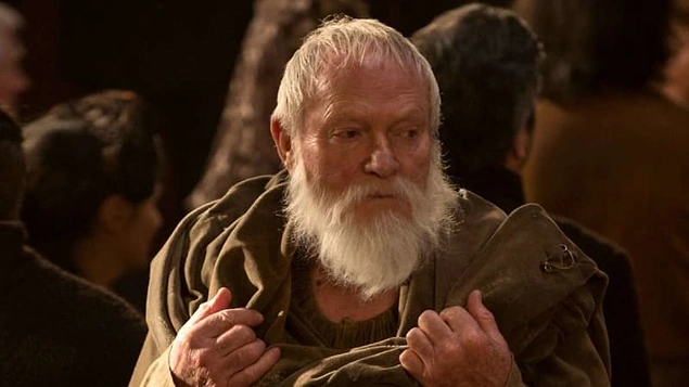 Bu sahne bize aynı zamanda birinci sezondaki Grand Maester Pycelle' in şu sahnesini hatırlattı. Ned Stark burada zehri, "bir kadın silahı" olarak duyduğunu söylemişti. Pycelle de şu cevabı vermişti: "Evet. Kadınlar, korkaklar ve hadımlar. Lord Varys'in de hadım olduğunu biliyor muydun?"