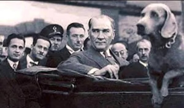 9. Atatürk'ün çok sevdiği ve yanından ayırmadığı bu görseldeki köpeğinin adı nedir?