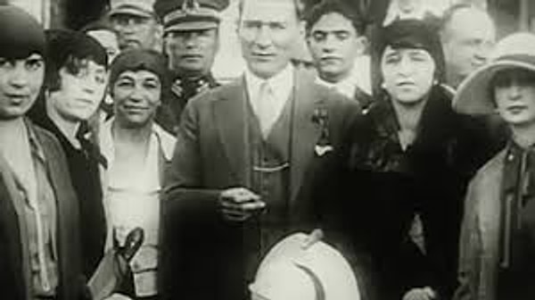 6. Atatürk hitabesinde gençlere şartların ve ortamın ağır olabileceğini, ulusun fakirlik ve yoksulluk içinde bulunabileceğini hatırlatır, ancak yine de gençlerden ödevlerini unutmamalarını ister.