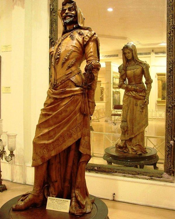 5. İki yüzlü heykelin ön yüzünde Mephistopheles, arka yüzünde Margaretta var.