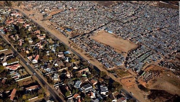 6. Güney Afrika'da, bu gördüğünüz iki şehir arasındaki sınıra 'fakirlik sınırı' deniliyor.