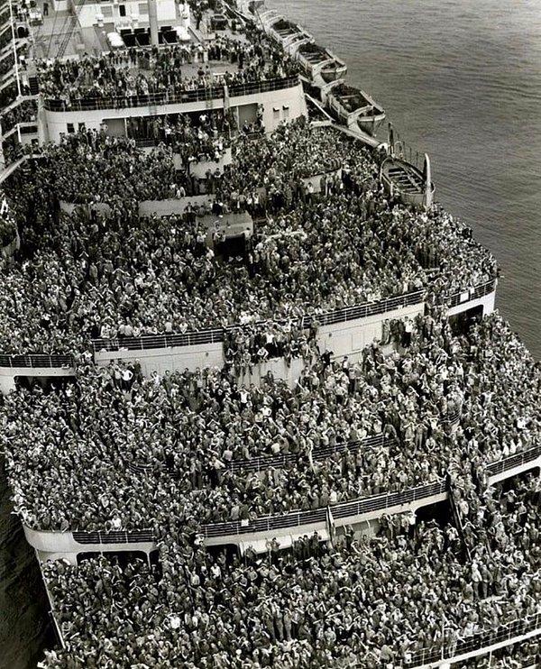 14. 2. Dünya Savaşı sona erdiğinde Queen Elizabeth gemisiyle yurduna, yuvalarına dönen askerler...