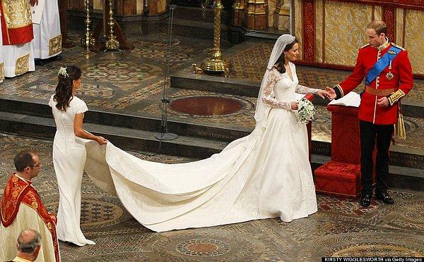 42. Son zamanların en çok konuşulan gelinliklerinden biri. Kate Middleton, Prens William ile düğün töreninde. (2011)