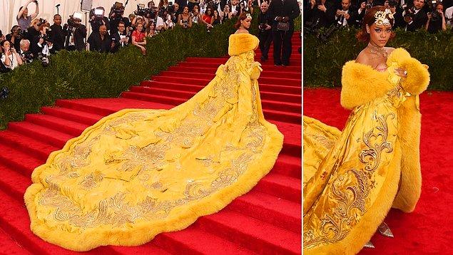48. Ne giyse yakışan, kendine has tarzı ile modaya yepyeni bir soluk getiren Rihanna, Met Gala'da. (2015)