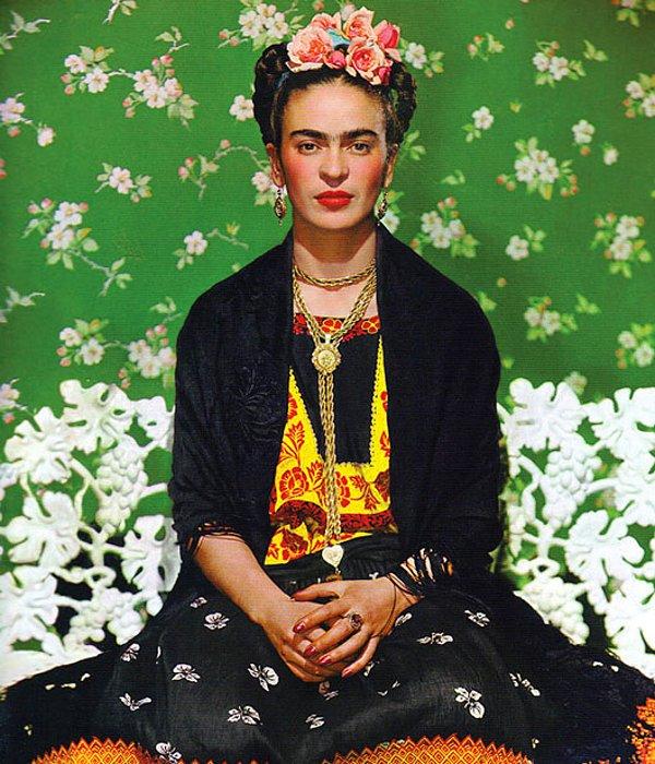 2. Frida'nın giydiği, taktığı, söylediği sözler, yaptığı resimler... O başlı başına kendisi ikonik ve zamansız bir insan.